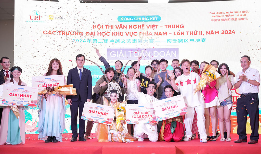 Ban Tổ chức trao giải cho các thí sinh. Ban Tổ chức trao giải cho các thí sinh.