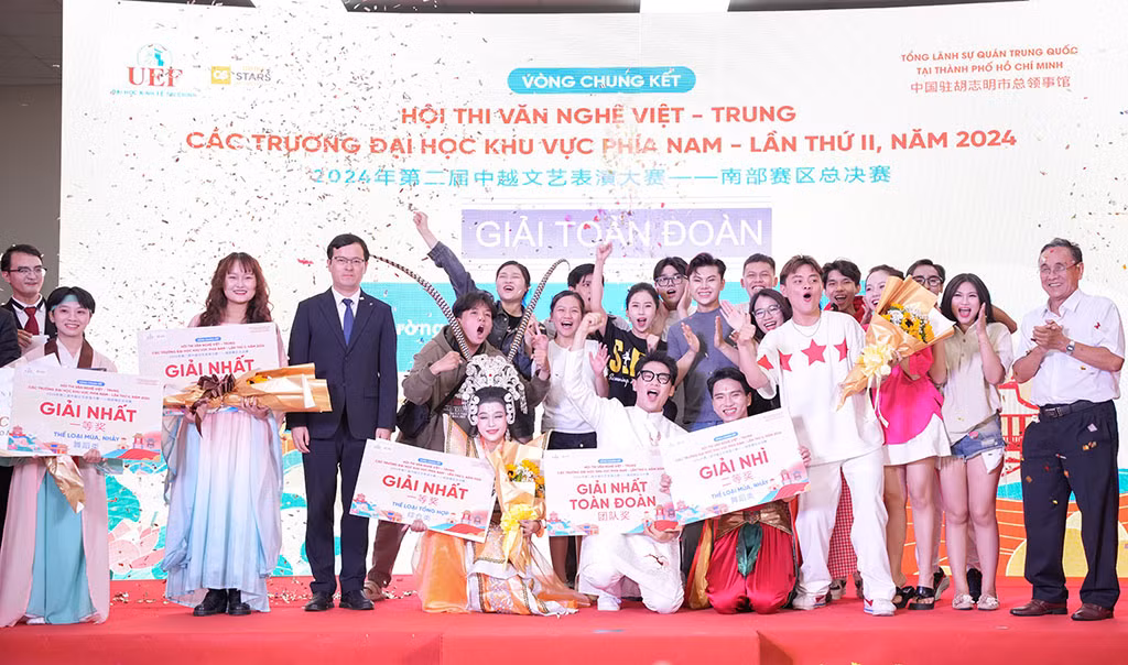 Ban Tổ chức trao giải cho các thí sinh. Ban Tổ chức trao giải cho các thí sinh.