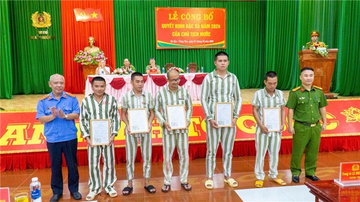 Trao quyết định đặc xá cho các phạm nhân tại Trại giam Xuyên Mộc.