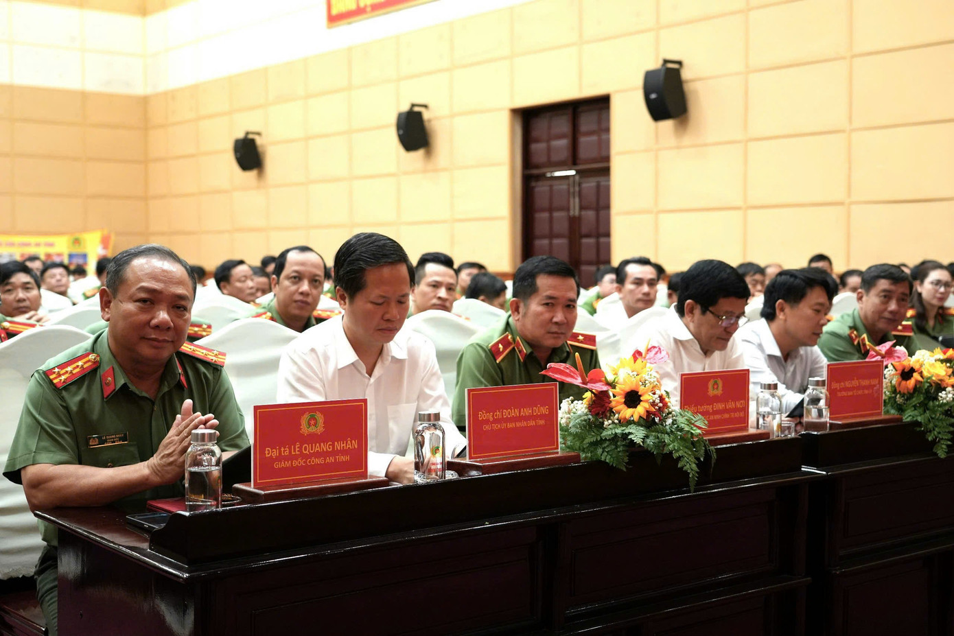 Các đại biểu tham dự buổi lễ.