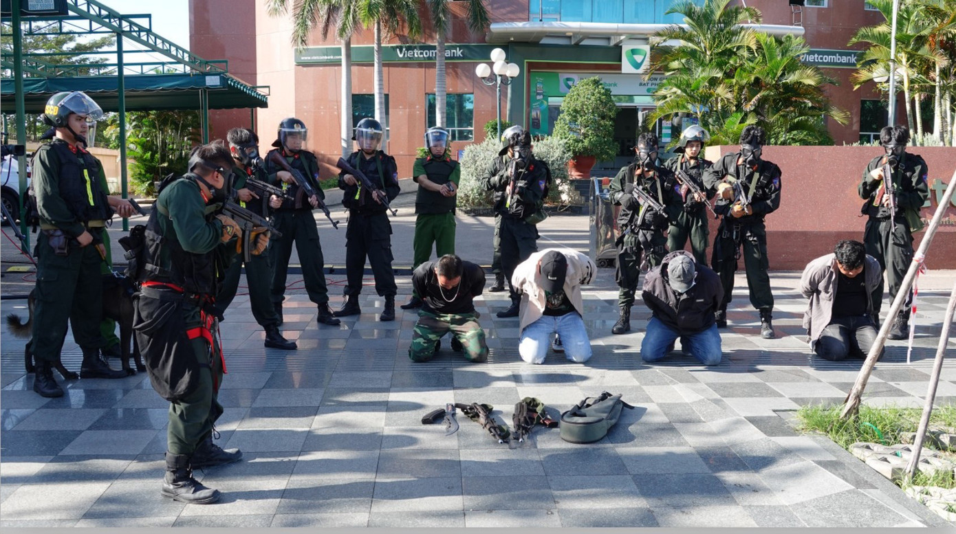 Sau khoảng 1 giờ thương thuyết bất thành, các lực lượng của Công an tỉnh Bình Thuận đã tổ chức các mũi đánh bắt, đồng loạt tấn công, khống chế và bắt giữ thành công các đối tượng, giải cứu an toàn các con tin