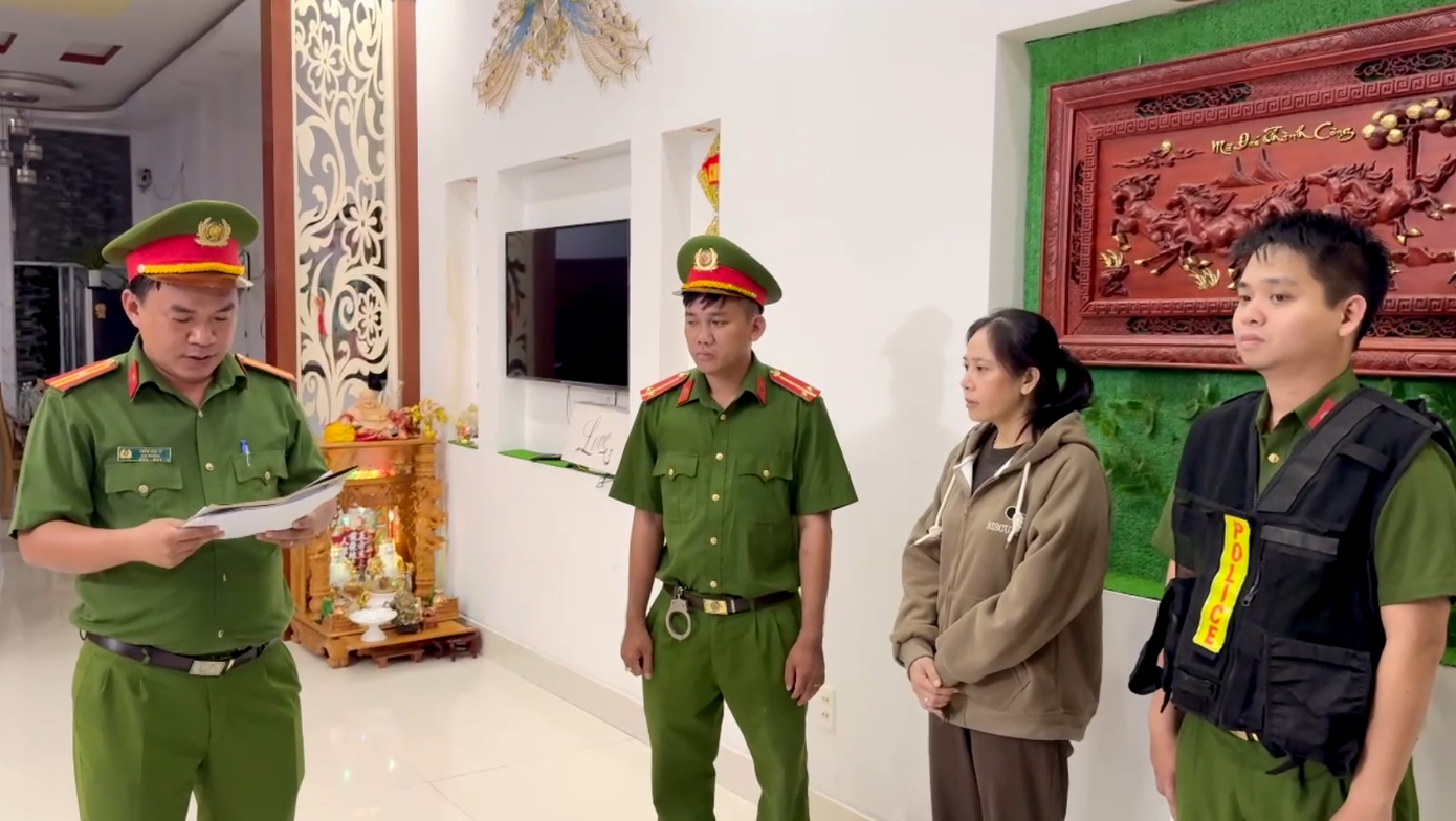 Cơ quan CSĐT Công an huyện Tuy Phong thi hành lệnh bắt Phạm Thị Nương.