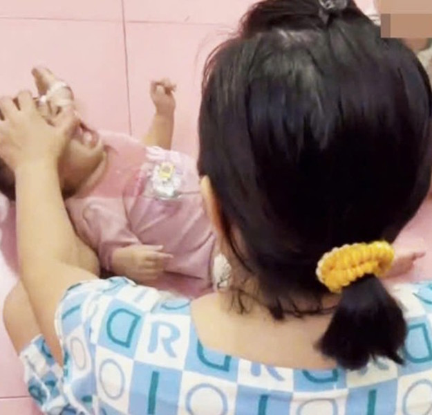 Cảnh bà B. bạo hành một trẻ em. Cảnh bà B. bạo hành một trẻ em.