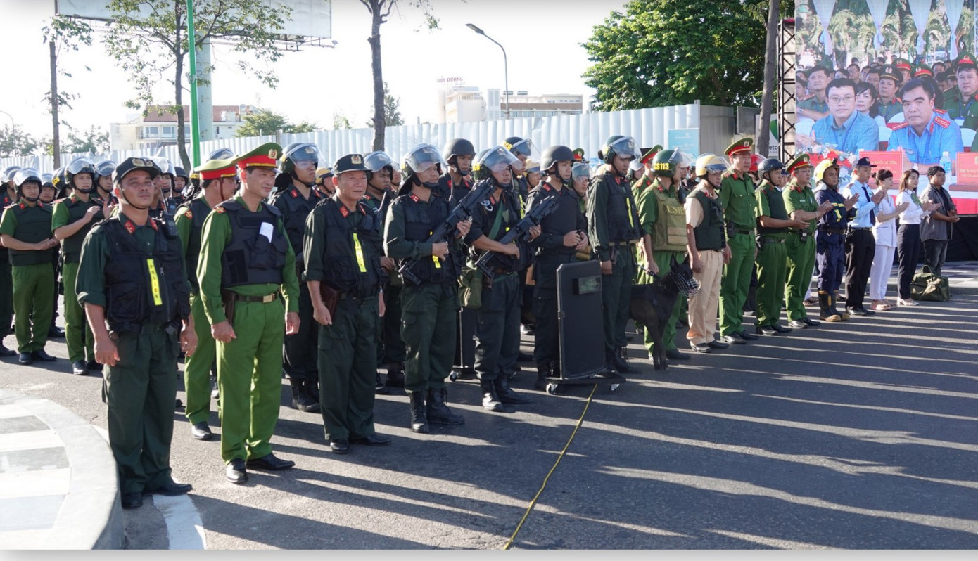 Cuộc diễn tập huy động gần 150 cán bộ, chiến sĩ thuộc nhiều lực lượng trong Công an tỉnh Bình Thuận, Công an TP Phan Thiết, lực lượng đảm bảo an ninh trật tự ở cơ sở, bảo vệ ngân hàng, y tế cùng nhiều trang thiết bị, phương tiện, công cụ hỗ trợ đặc chủng để tiến hành diễn tập tình huống.