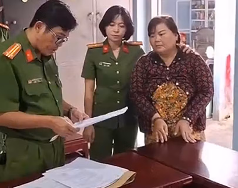 Công an huyện Tuy Phong thi hành lệnh bắt tạm giam đối với Nguyễn Thị Lộc.