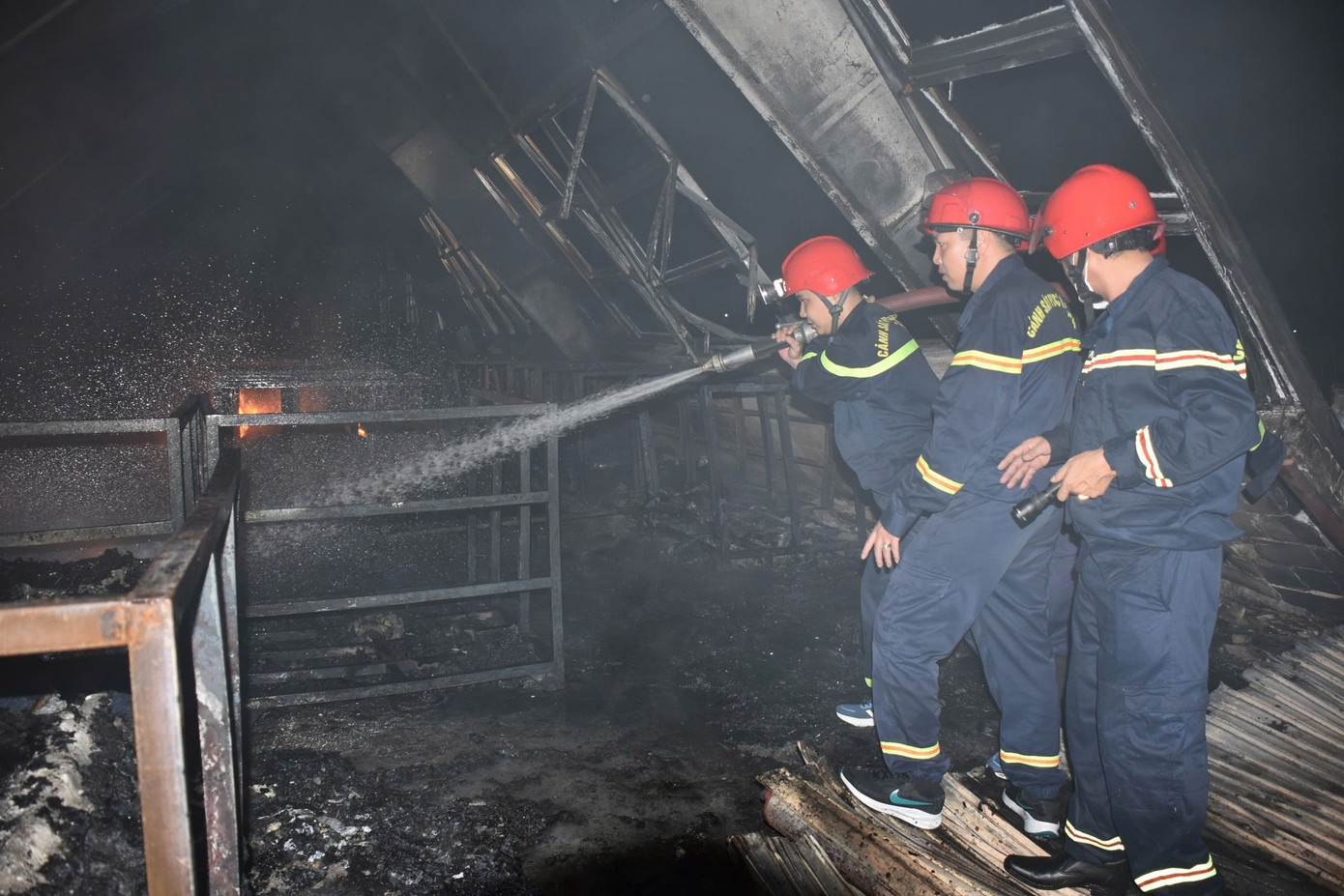Lực lượng Cảnh sát Phòng cháy chữa cháy và Cứu nạn cứu hộ triển khai các phương án chữa cháy tại Công ty Chang Chun Vina. Lực lượng Cảnh sát Phòng cháy chữa cháy và Cứu nạn cứu hộ triển khai các phương án chữa cháy tại Công ty Chang Chun Vina.