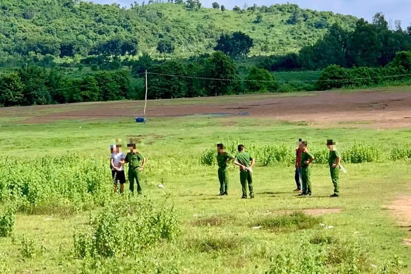 Cơ quan CSĐT Công an huyện Châu Đức thực nghiệm lại hiện trường vụ án.