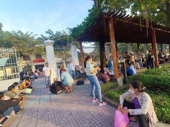 Người dân xếp hàng nộp hồ sơ đất ở Củ Chi trước thời điểm 30/10. Tuy nhiên, chưa chắc hồ sơ của họ được tính theo bảng giá đất cũ.