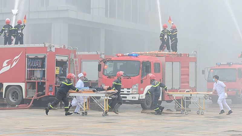 Ông Lê Ngọc Khánh, Phó Chủ tịch UBND tỉnh Bà Rịa - Vũng Tàu đề nghị, Ban Quản lý Trung tâm Hành chính Chính trị tỉnh tiếp tục phối hợp lực lượng Cảnh sát Phòng cháy chữa cháy và Cứu nạn cứu hộ rà soát phương án thoát nạn, phương án xử lý tình huống cháy, nổ để điều chỉnh, bổ sung cho phù hợp, triển khai đến 100% cơ quan, đơn vị trong trung tâm nắm bắt, thực hiện; tham mưu tổ chức huấn luyện định kỳ kiến thức, kỹ năng phòng cháy, chữa cháy, thoát nạn cho cán bộ, công chức, viên chức và người lao động…