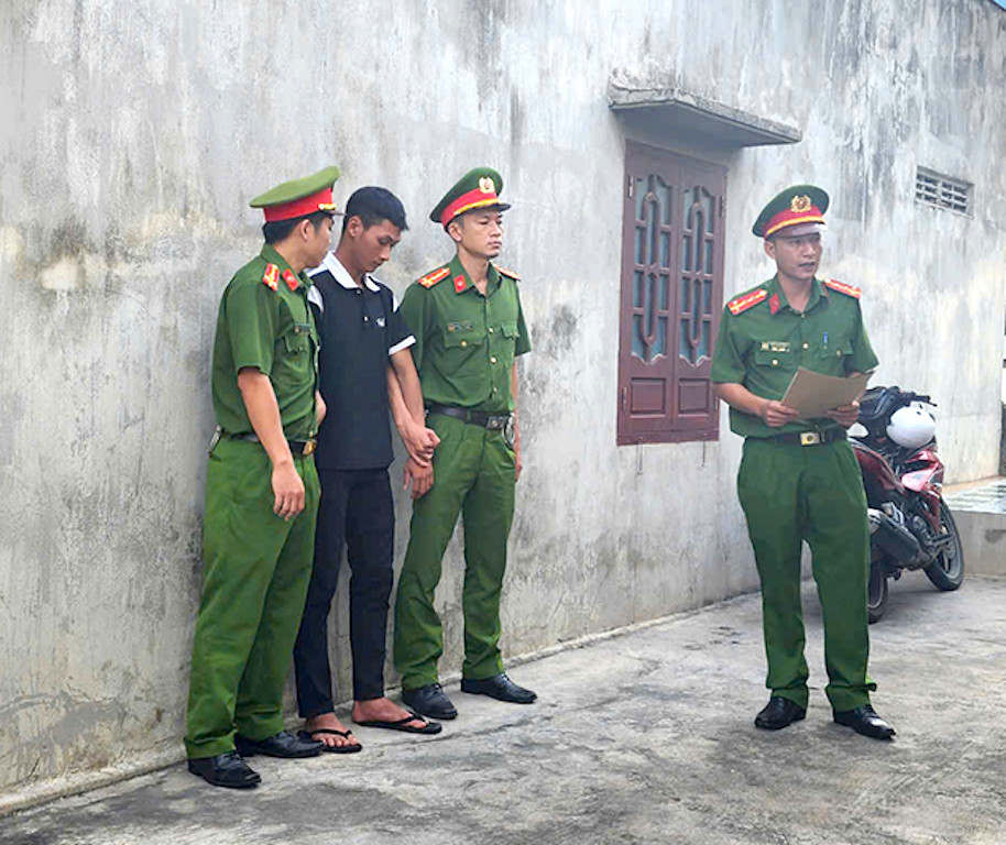 Công an huyện Phú Quý thi hành Lệnh bắt bị can Huỳnh Tấn Bảo. Công an huyện Phú Quý thi hành Lệnh bắt bị can Huỳnh Tấn Bảo.