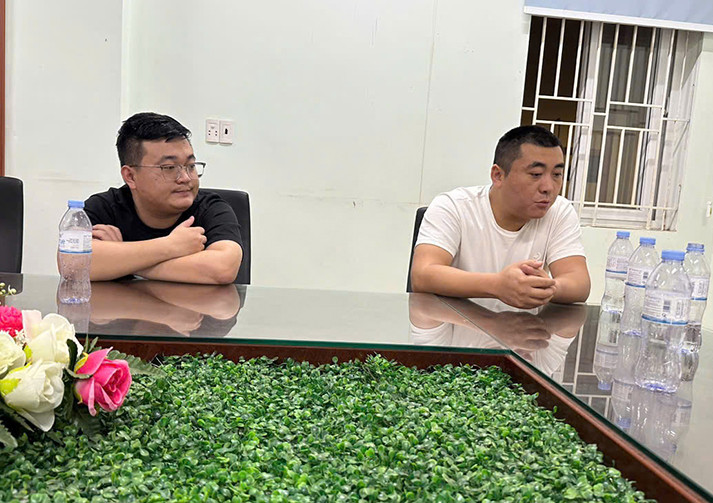 Hai đối tượng người Trung Quốc bị truy nã quốc tế thời điểm bị bắt giữ. Hai đối tượng người Trung Quốc bị truy nã quốc tế thời điểm bị bắt giữ.