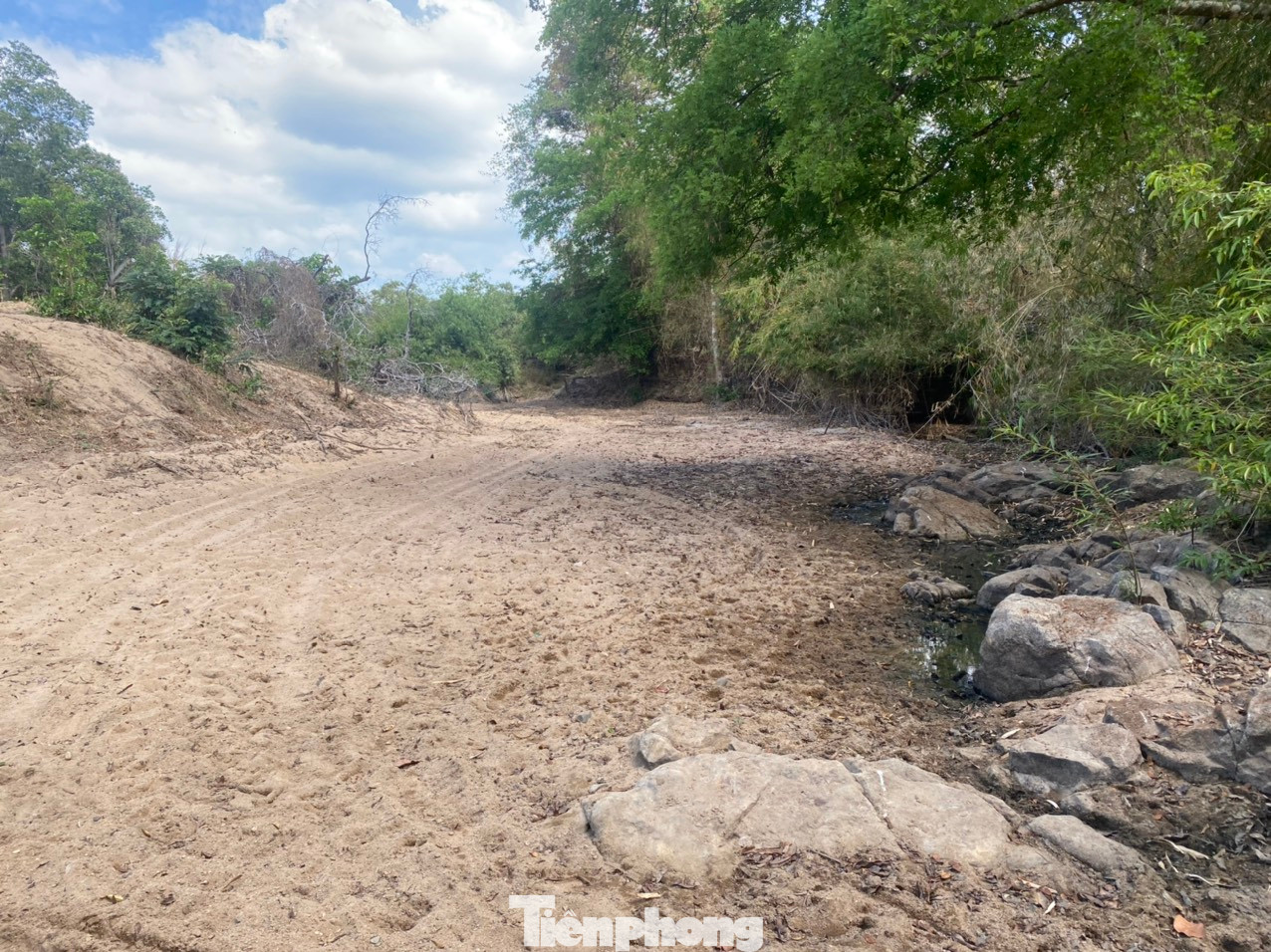 Thế nhưng vào mùa khô, khu vực thực hiện dự án hồ chứa nước Ka Pét cạn khô, không có một giọt nước. Thế nhưng vào mùa khô, khu vực thực hiện dự án hồ chứa nước Ka Pét cạn khô, không có một giọt nước.