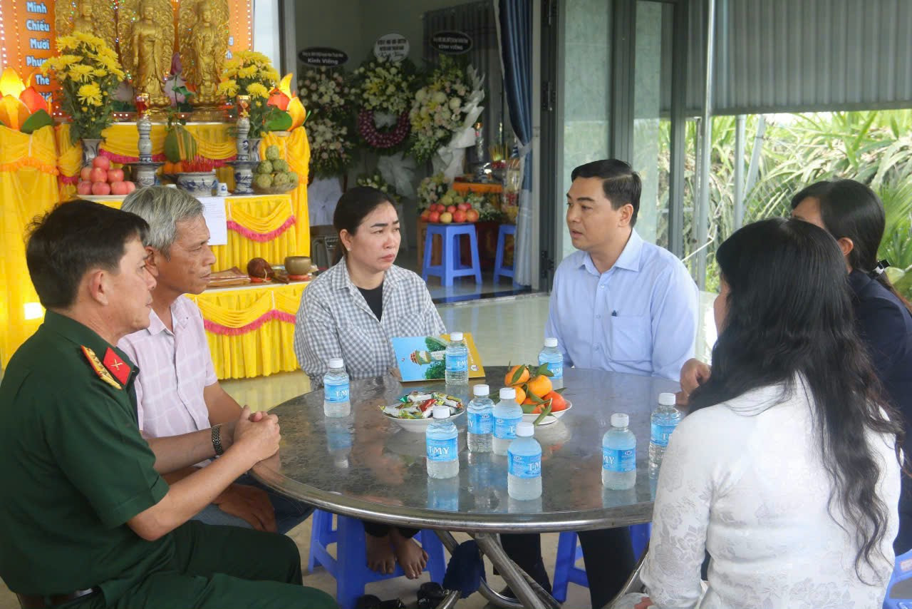 Ông Nguyễn Hoài Anh - Bí thư Tỉnh ủy Bình Thuận (thứ 4 từ trái qua) thăm hỏi, động viên gia đình chiến sĩ. Ông Nguyễn Hoài Anh - Bí thư Tỉnh ủy Bình Thuận (thứ 4 từ trái qua) thăm hỏi, động viên gia đình chiến sĩ.