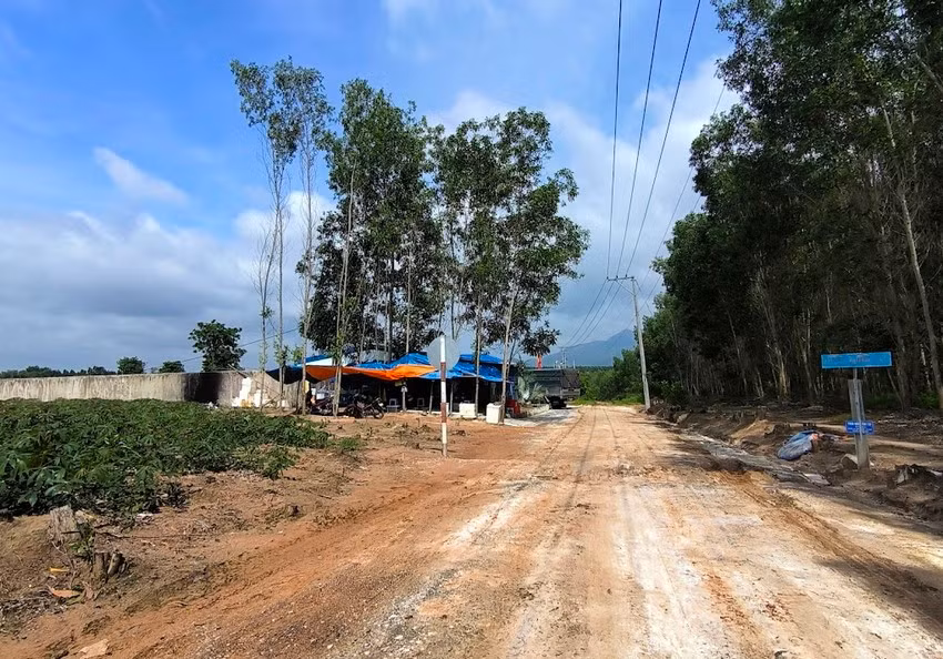 Đường vào trang trại chăn nuôi heo Tân Long (xã Tân Hà, huyện Hàm Tân). Ảnh: PLO.