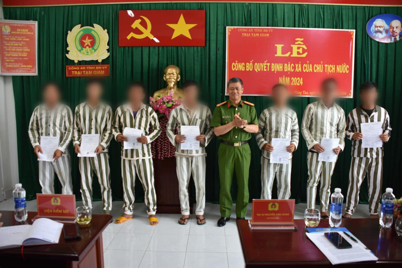 Đại tá Nguyễn Anh Hùng, Trưởng Tiểu ban chỉ đạo công tác đặc xá Công an tỉnh Bà Rịa - Vũng Tàu, Phó giám đốc Công an tỉnh trao các Giấy chứng nhận đặc xá cho phạm nhân.