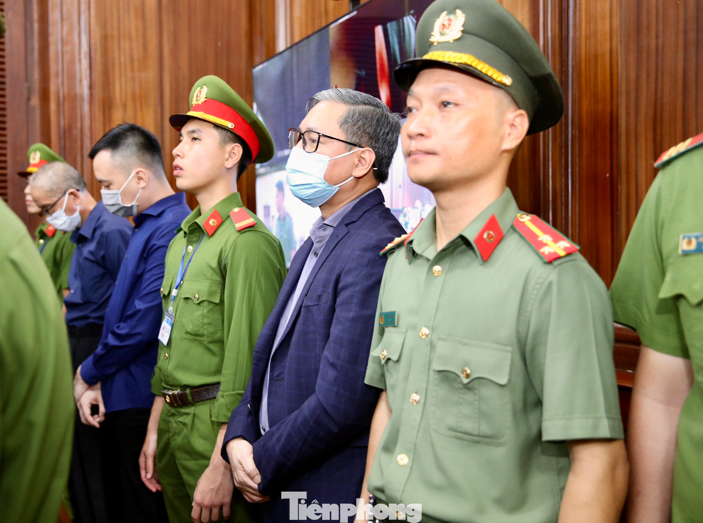 Tính đến ngày 17/10/2022, nhóm bị cáo Lan còn 1.284 hồ sơ vay, tương đương dư nợ 677.286 tỷ đồng thuộc nhóm không có khả năng thu hồi. Trong đó, từ tháng 1/2012 đến tháng 12/2017, bị cáo vi phạm quy định về hoạt động của ngân hàng, hoạt động khác liên quan đến hoạt động ngân hàng, gây thiệt hại hơn 64.000 tỷ đồng. Tổng số tiền Trương Mỹ Lan cùng đồng phạm gây thiệt hại cho ngân hàng SCB khoảng 498.000 tỷ đồng.