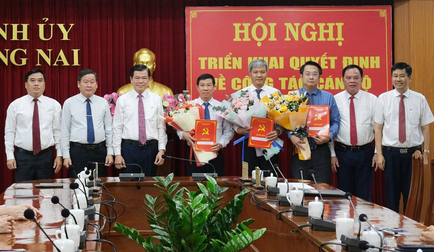 Lãnh đạo tỉnh Đồng Nai trao quyết định và tặng hoa chúc mừng 3 Bí thư huyện ủy.