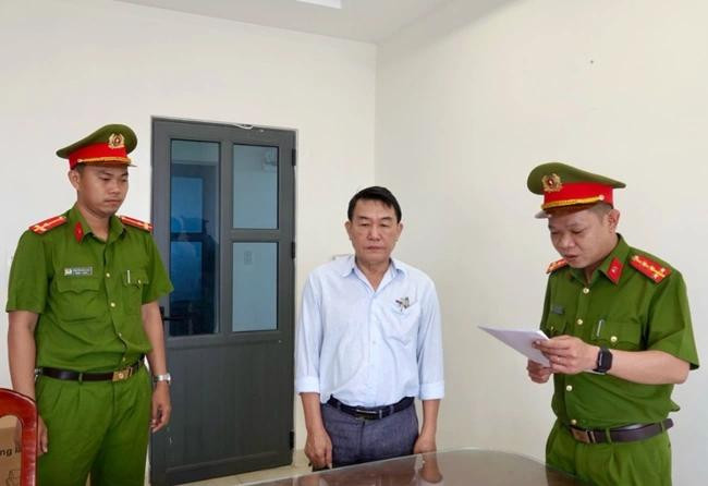 Công an TP. Phan Thiết tống đạt quyết định khởi tố bị can đối với ông Trần Ngọc Thuận. Công an TP. Phan Thiết tống đạt quyết định khởi tố bị can đối với ông Trần Ngọc Thuận.