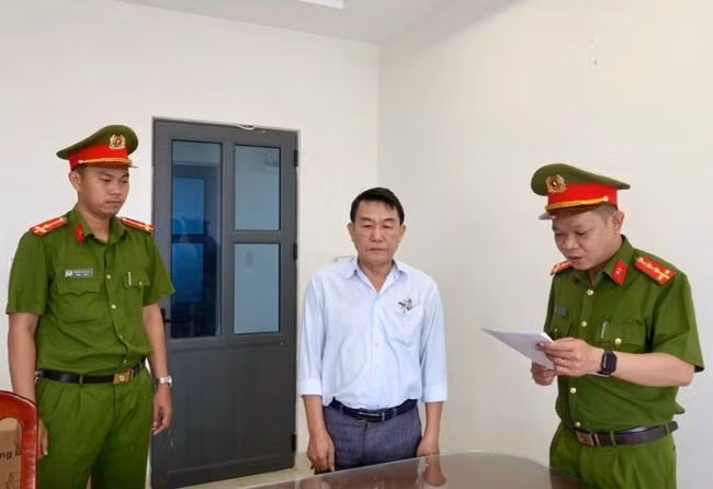 Công an TP. Phan Thiết tống đạt quyết định khởi tố bị can đối với ông Trần Ngọc Thuận.