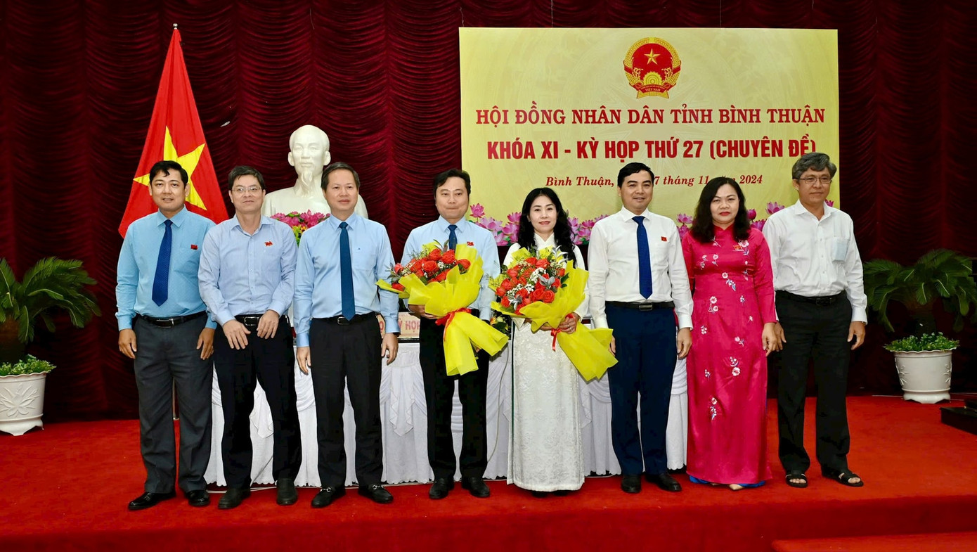 Lãnh đạo tỉnh Bình Thuận tặng hoa chúc mừng bà Lê Thị Bích Liên. Ảnh: Báo Bình Thuận. Lãnh đạo tỉnh Bình Thuận tặng hoa chúc mừng bà Lê Thị Bích Liên. Ảnh: Báo Bình Thuận.