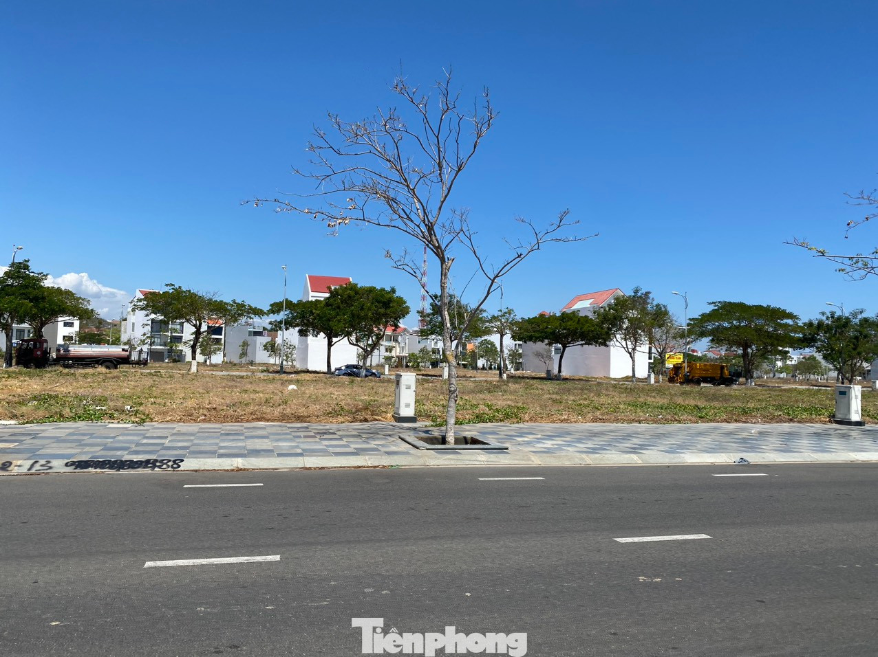 Dự án bắt đầu nóng lên khi UBND tỉnh Bình Thuận phê duyệt giá đất dự án cho chủ đầu tư là Tập đoàn Rạng Đông làm nhiều vị lãnh đạo trước đây phản ứng khá gay gắt.