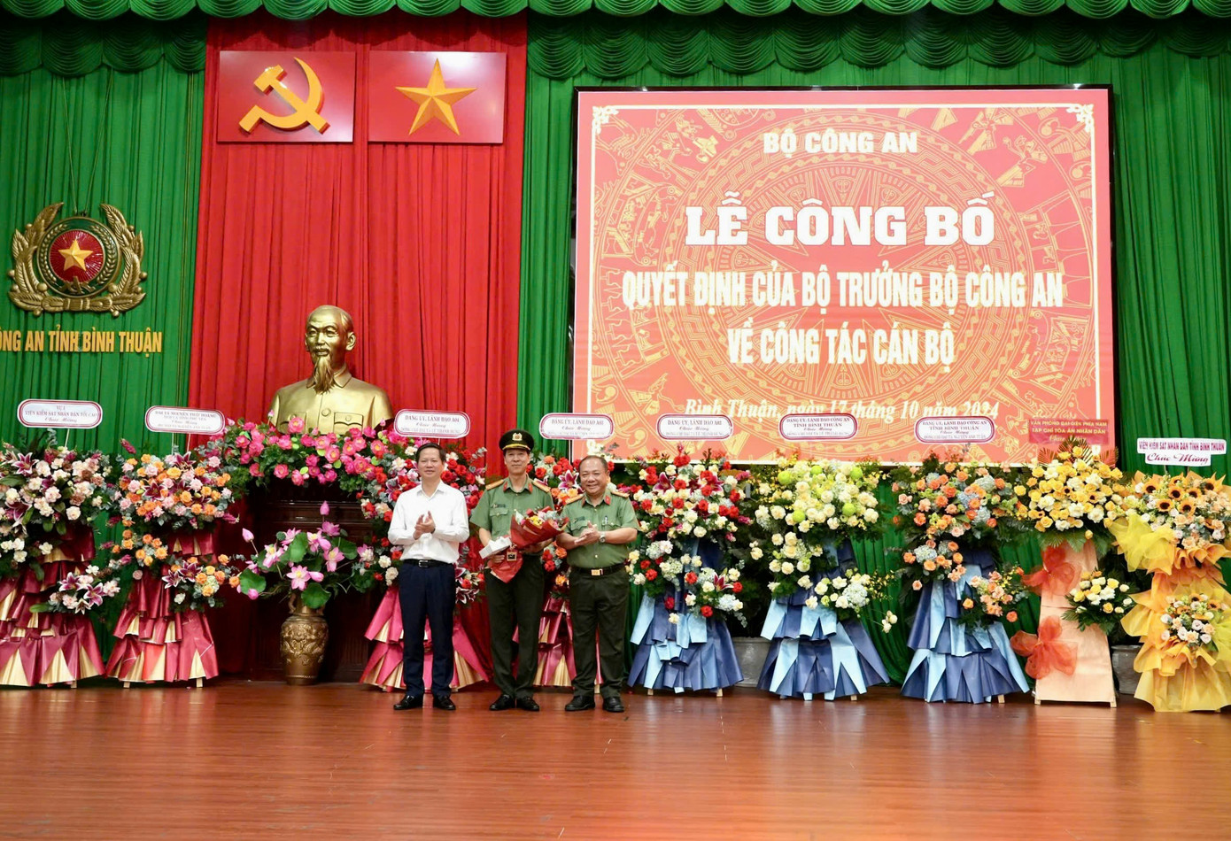 Ông Đoàn Anh Dũng và Đại tá Lê Quang Nhân tặng hoa chúc mừng Đại tá Lê Thanh Hùng đến nhận công tác và giữ chức vụ Phó Cục trưởng Cục An ninh kinh tế.