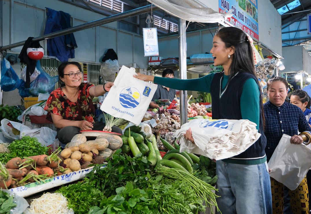 Hoa hậu H’Hen Niê phát túi dùng nhiều lần cho bà con tiểu thương.