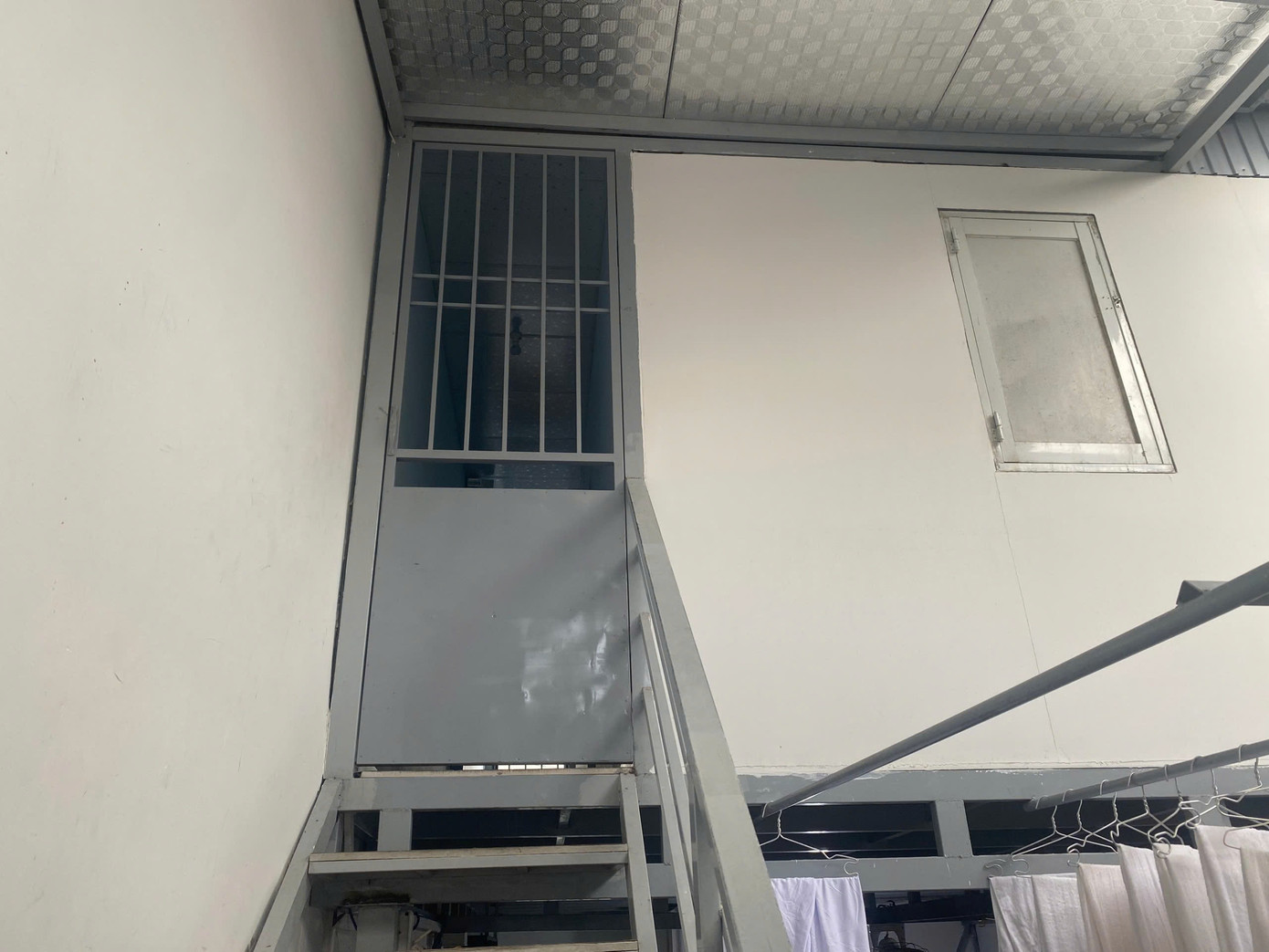 Khu vực gác lửng phía sau cơ sở massage Hoa Kiều, nơi giam lỏng các nhân viên nữ.