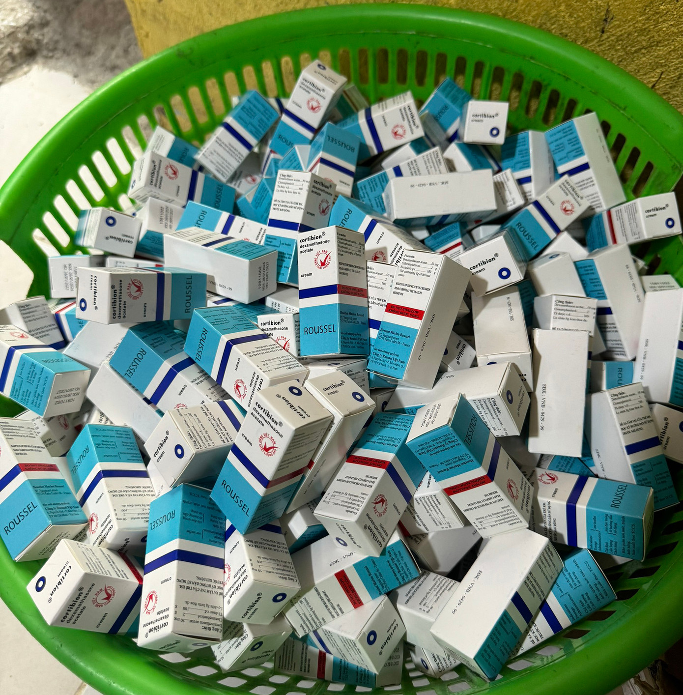 Thuốc tân dược giả được đựng trong rổ nhựa sau thành phẩm.