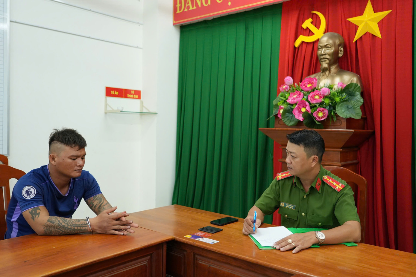 Đối tượng T. tại Cơ quan CSĐT Công an TP. Phan Thiết. Đối tượng T. tại Cơ quan CSĐT Công an TP. Phan Thiết.