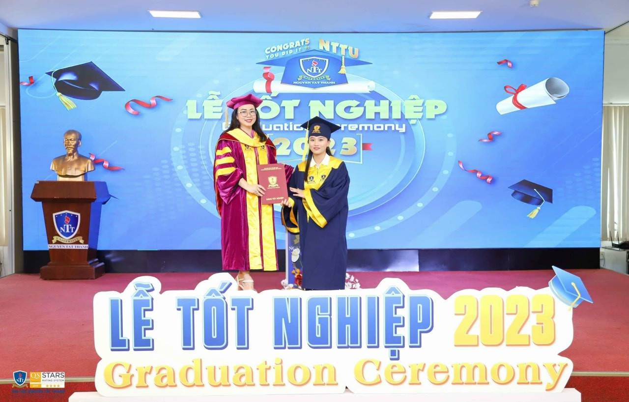 Nguyễn Thị Hiền nhận bằng tốt nghiệp tại Trường Đại học Nguyễn Tất Thành vào giữa năm 2023. Nguyễn Thị Hiền nhận bằng tốt nghiệp tại Trường Đại học Nguyễn Tất Thành vào giữa năm 2023.