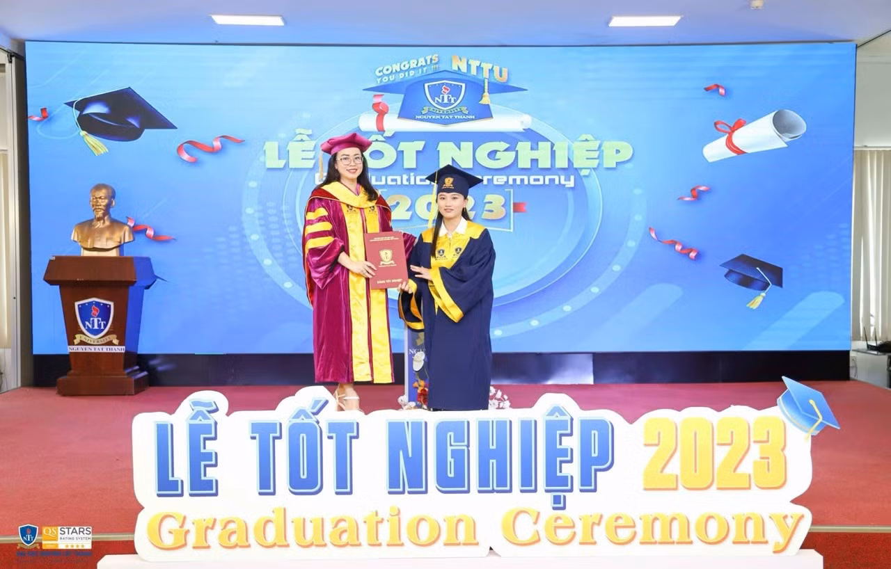Nguyễn Thị Hiền nhận bằng tốt nghiệp tại Trường Đại học Nguyễn Tất Thành vào giữa năm 2023.