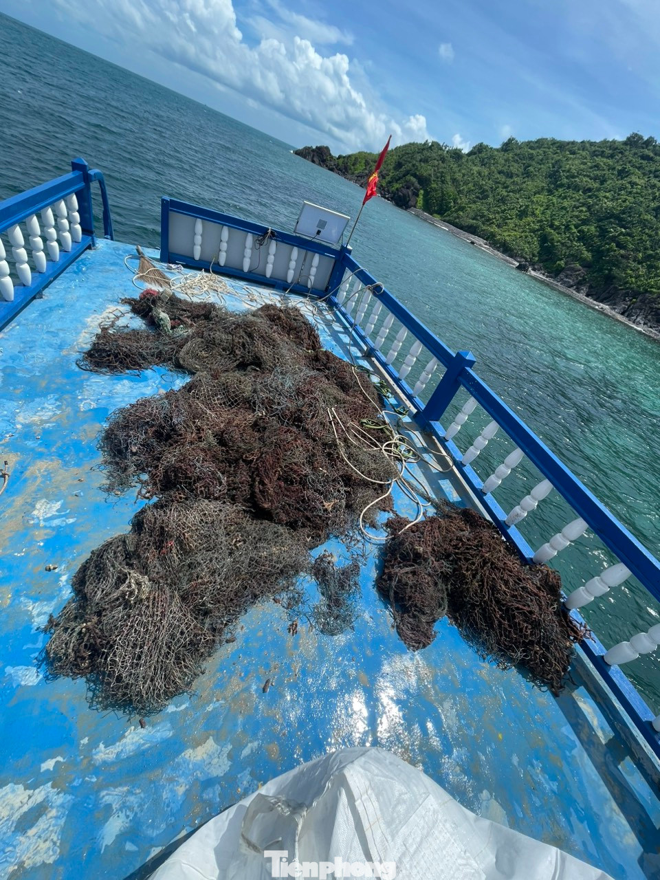 Lưới đánh cá, dây thừng chiếm phần lớn rác thải dưới đáy biển Côn Đảo.