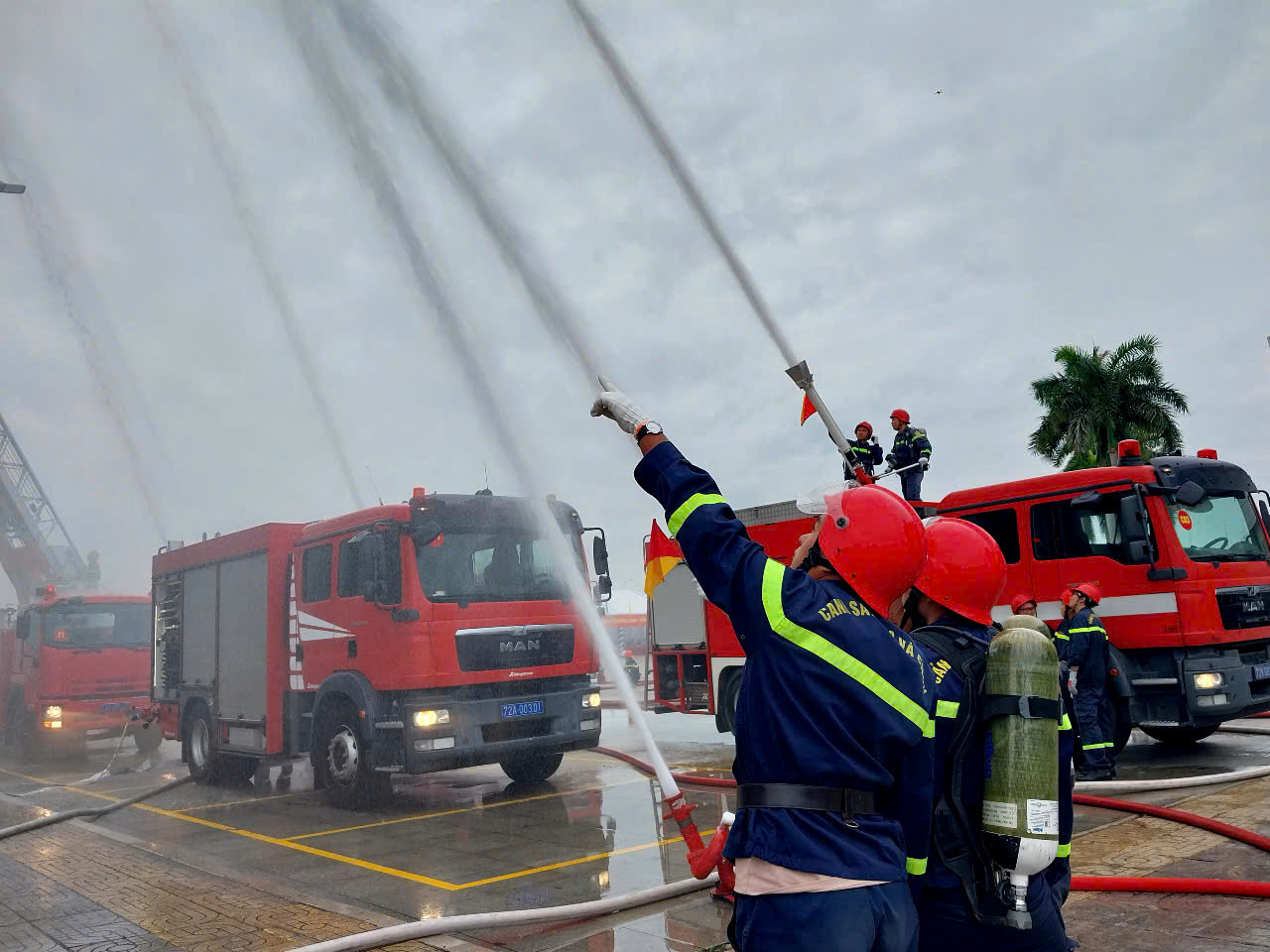 Giám đốc Công an tỉnh Bà Rịa - Vũng Tàu đã nhanh chóng điều động lực lượng, phương tiện của lực lượng Cảnh sát Phòng cháy chữa cháy và Cứu nạn cứu hộ nhanh chóng có mặt tại hiện trường cùng với lực lượng phòng cháy chữa cháy cơ sở và các đơn vị được huy động tổ chức cứu nạn cứu hộ.