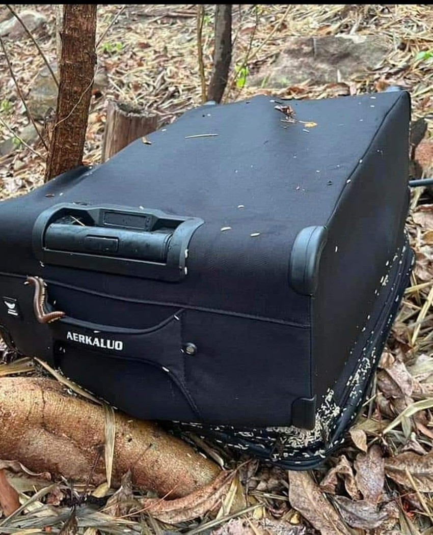 Chiếc vali màu đen chứa thi thể cô gái được phát hiện tại một khu đất trống ở Núi Nhỏ, TP. Vũng Tàu. Chiếc vali màu đen chứa thi thể cô gái được phát hiện tại một khu đất trống ở Núi Nhỏ, TP. Vũng Tàu.