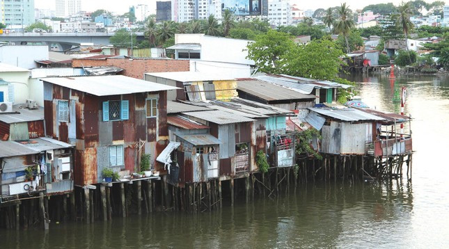 Trường hợp thu hồi toàn bộ nhà ở, đất ở đủ điều kiện bồi thường về đất ở thì được giải quyết tái định cư bằng nền đất hoặc nhà ở xã hội.