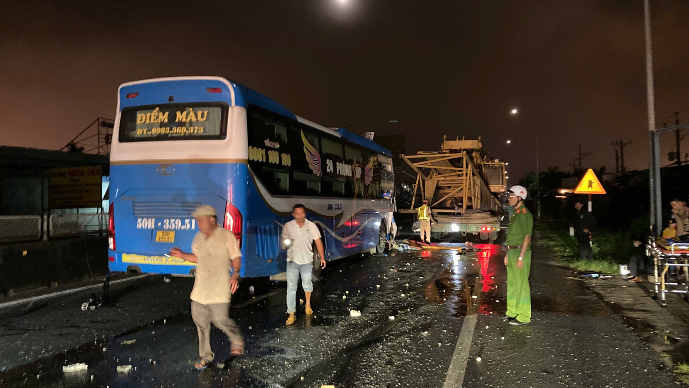 Lực lượng chức năng có mặt tại hiện trường để điều tiết giao thông, điều tra nguyên nhân vụ tai nạn.