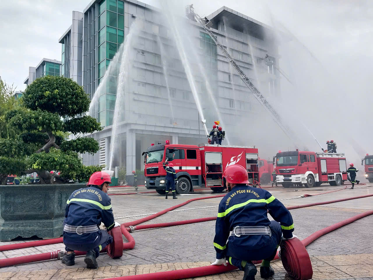 Lúc này, tại tầng 4 Sở Văn hóa và Thể thao có khoảng 120 người làm việc và họp trong phòng tại tầng 3. Bên cạnh là Sở Du lịch tỉnh Bà Rịa - Vũng Tàu có khoảng 90 người đang làm việc và họp tại hội trường tầng 5.