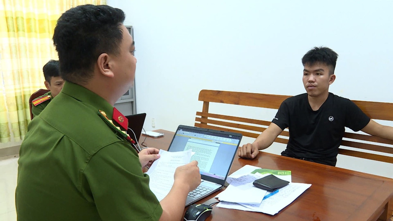 Công an lấy lời khai của đối tượng Võ Thành Long. Công an lấy lời khai của đối tượng Võ Thành Long.