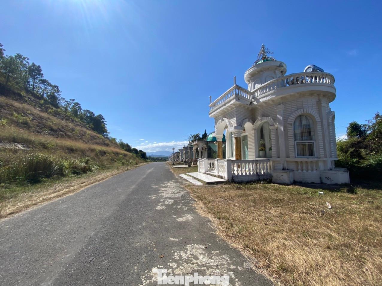 Tuy nhiên, theo ghi nhận của PV Tiền Phong, các hạng mục được xây dựng có dấu hiệu xuống cấp nghiêm trọng,.