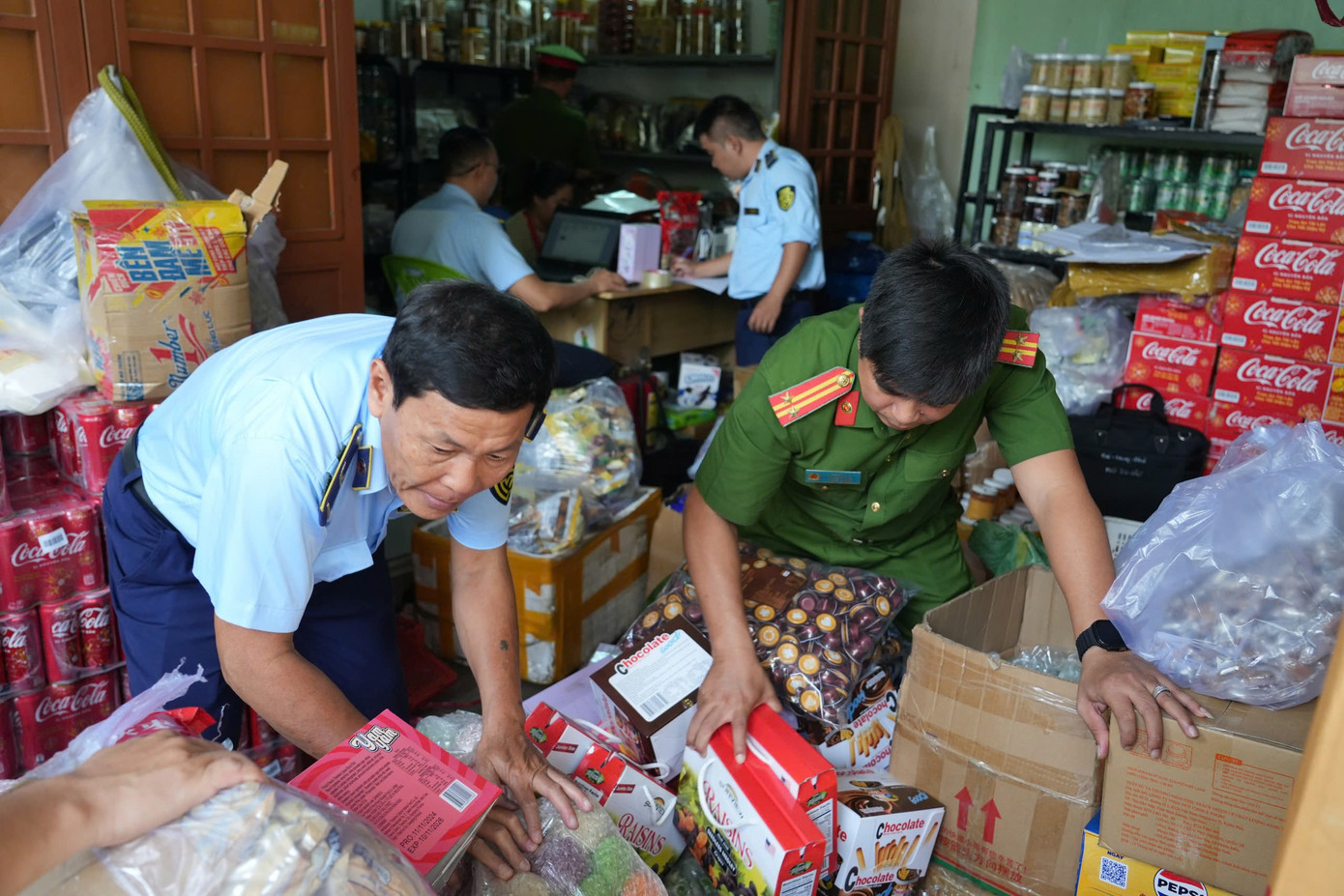 Lực lượng chức năng kiểm tra cửa hàng tạp hóa trên đường Bùi Thị Xuân (phường Xuân An, thành phố Phan Thiết, tỉnh Bình Thuận) Lực lượng chức năng kiểm tra cửa hàng tạp hóa trên đường Bùi Thị Xuân (phường Xuân An, thành phố Phan Thiết, tỉnh Bình Thuận)