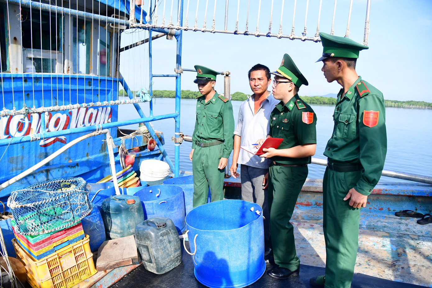 Biên đội III/24, Hải đoàn Biên phòng 18 kiểm tra tàu cá vi phạm.