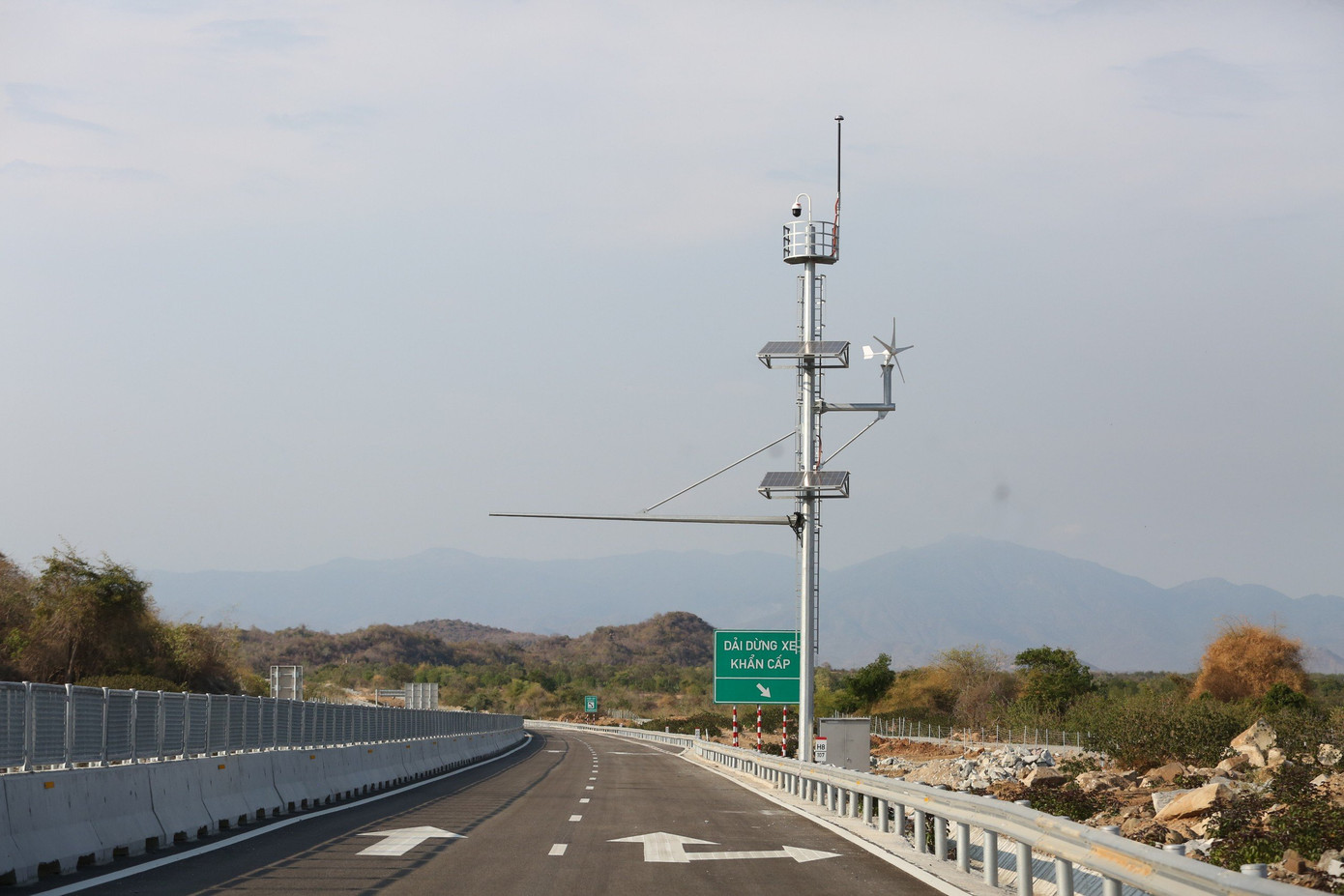 Dọc đường, các cụm thiết bị ITS và camera được vận hành bằng các tấm pin năng lượng mặt trời đã lắp đặt.