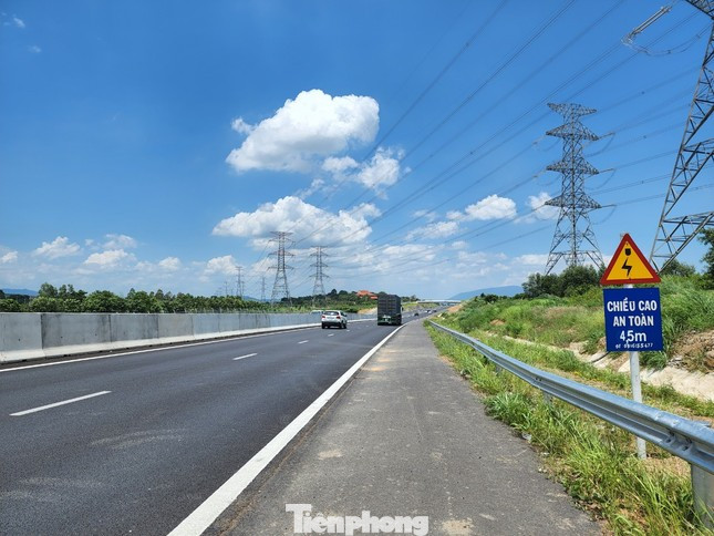 Ngay tại lý trình Km25+419 của cao tốc Phan Thiết - Dầu Giây có đường điện cao thế chạy ngang qua. Chủ đầu tư cao tốc Phan Thiết - Dầu Giây có gắn biển cảnh báo chiều cao an toàn với đường điện cao thế.