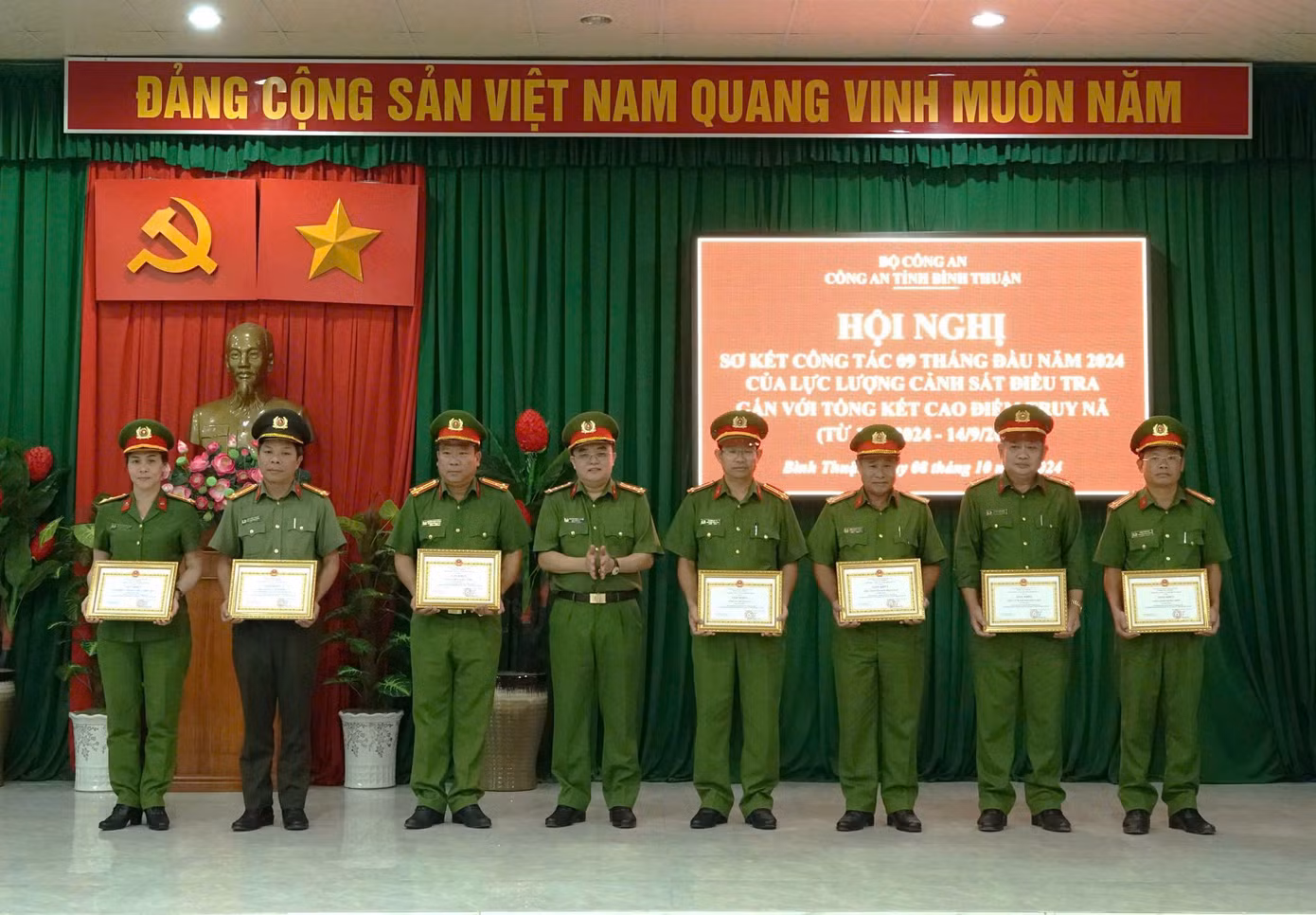 Nhiều tập thể, cá nhân được Giám đốc Công an tỉnh Bình Thuận trao tặng giấy khen.