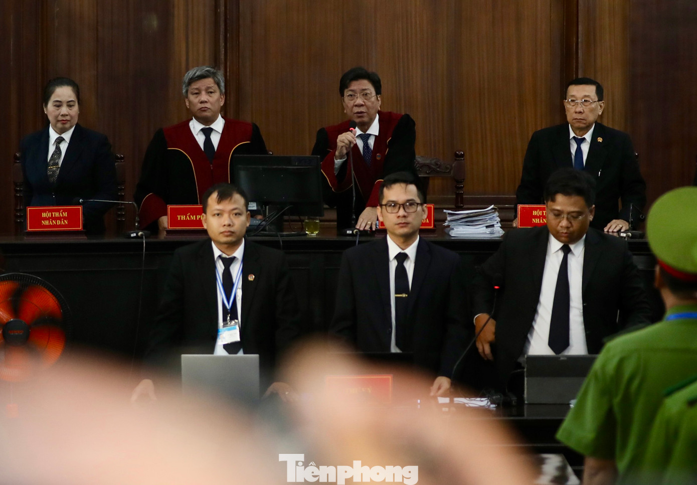 HĐXX trong phiên làm việc sáng 11/3. HĐXX trong phiên làm việc sáng 11/3.