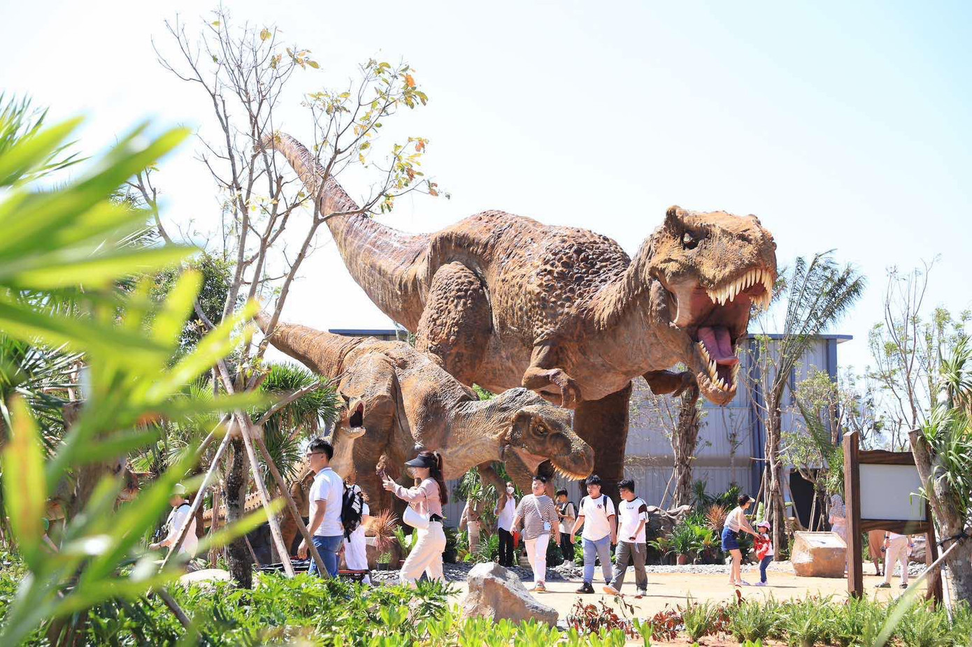 Du khách tham quan công viên khủng long tại NovaWorld Phan Thiet.