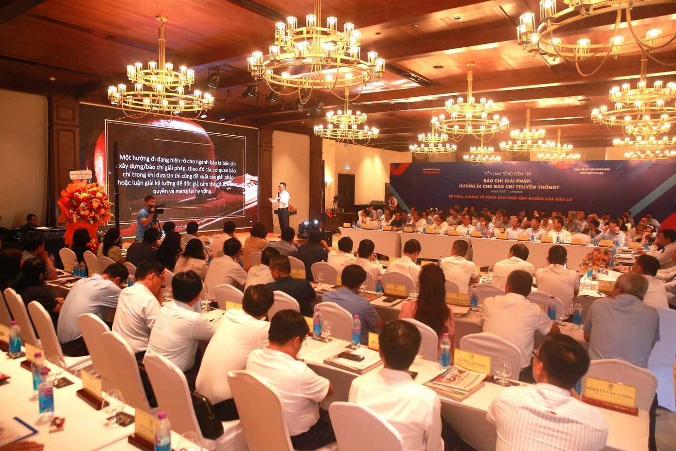Toàn cảnh diễn đàn Tổng Biên tập 2024 với chủ đề: “Báo chí giải pháp: Hướng đi cho báo chí truyền thống?”. Toàn cảnh diễn đàn Tổng Biên tập 2024 với chủ đề: “Báo chí giải pháp: Hướng đi cho báo chí truyền thống?”.