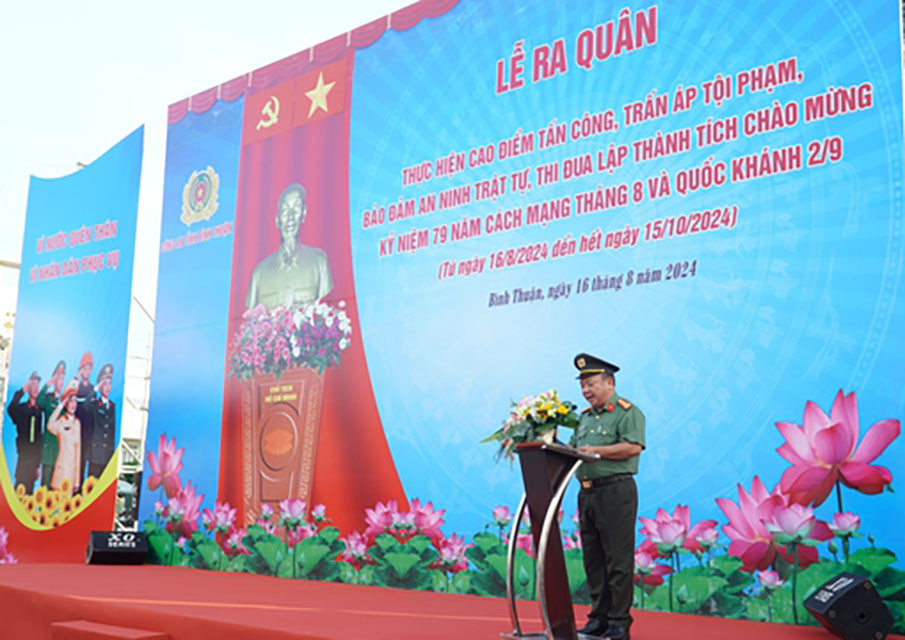 Đại tá Lê Quang Nhân, Giám đốc Công an tỉnh Bình Thuận phát biểu tại buổi lễ. Đại tá Lê Quang Nhân, Giám đốc Công an tỉnh Bình Thuận phát biểu tại buổi lễ.