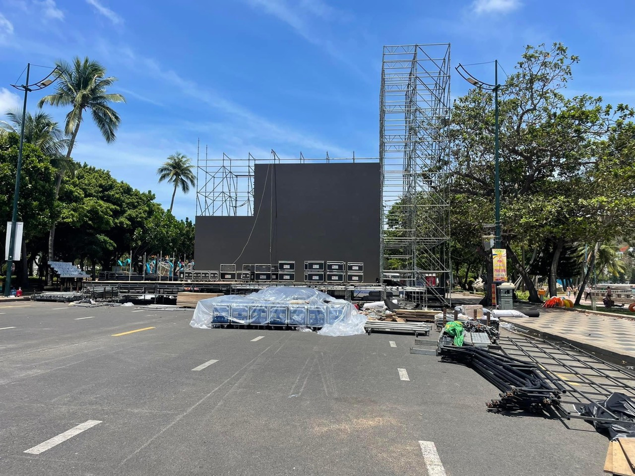 Các đơn vị thu gom đồ đạc sau khi tỉnh Bà Rịa - Vũng Tàu thống nhất dừng tổ chức chương trình. Ảnh: Yêu Vũng Tàu.